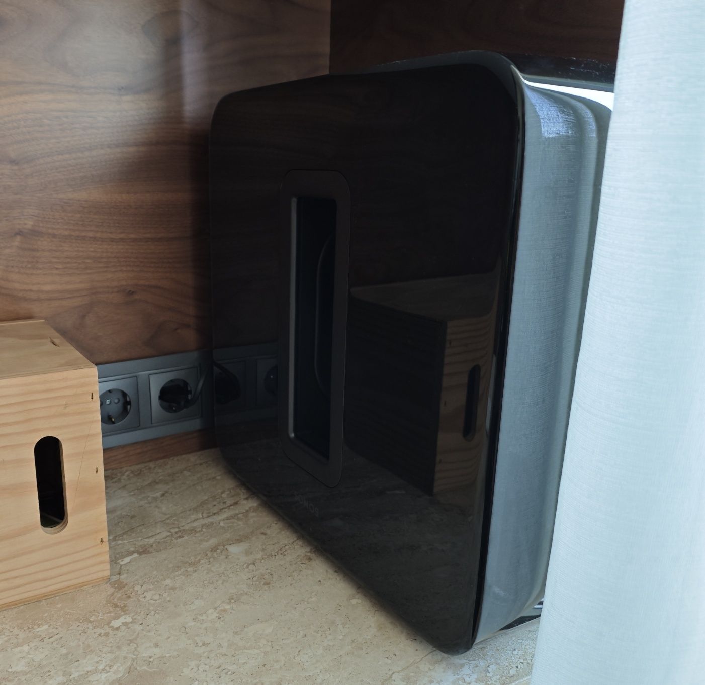 Sistema surround Sonos (Sonos Playbar + Sub 3 + 2x Play 1 + 2x sup. Pé