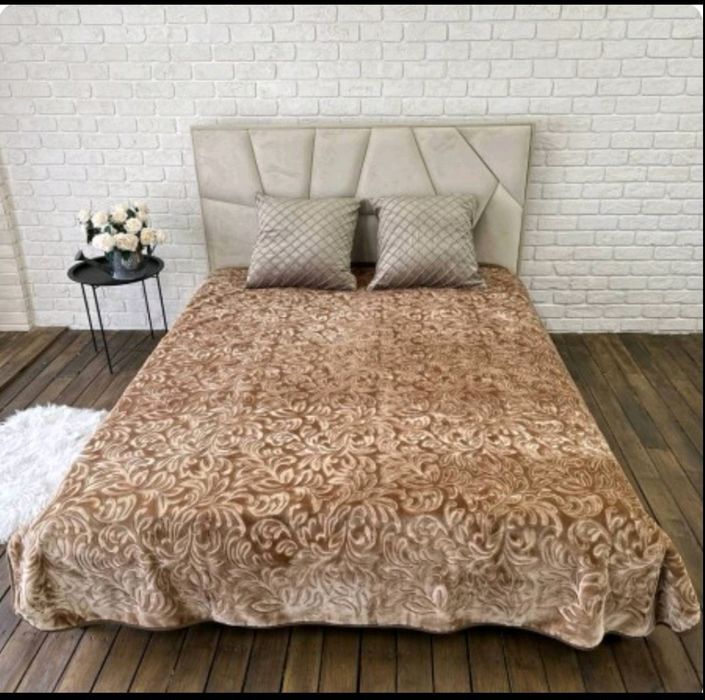 Однотонні пледи Cappone. 210x240. 4 кг. В валізці. Різні кольори.