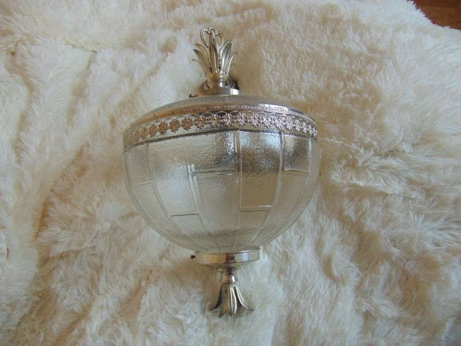 lampa wisząca ze szkła ornamentowego.