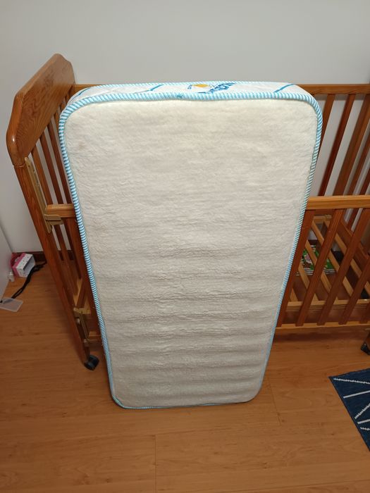 Cama de grades / Berço em madeira maciça com Colchão Verão/Inverno