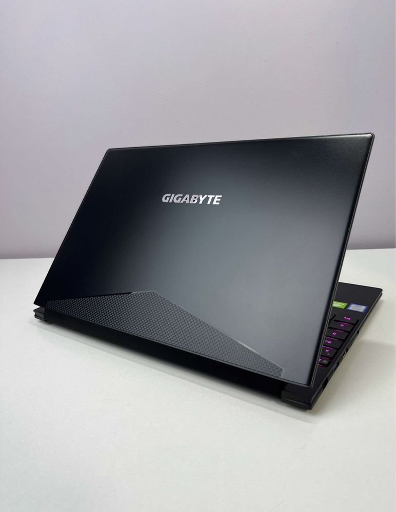 Gigabyte Aero 15.6"144Hz I7-9750H GTX 1660Ti  SSD 512 RAM 16 Gb