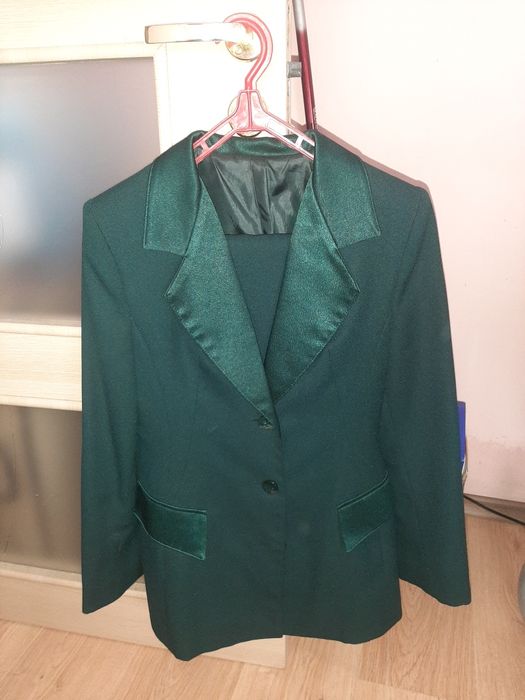 Жіночий брючний костюм