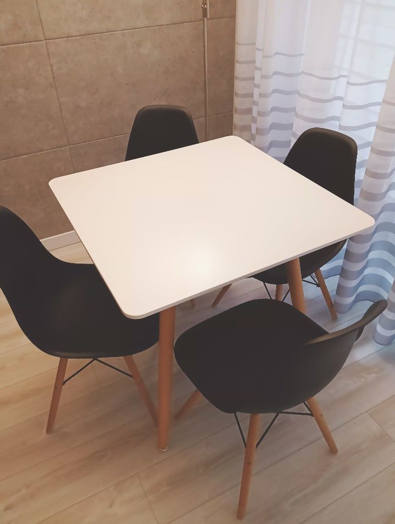 Zestaw stół plus krzesła
