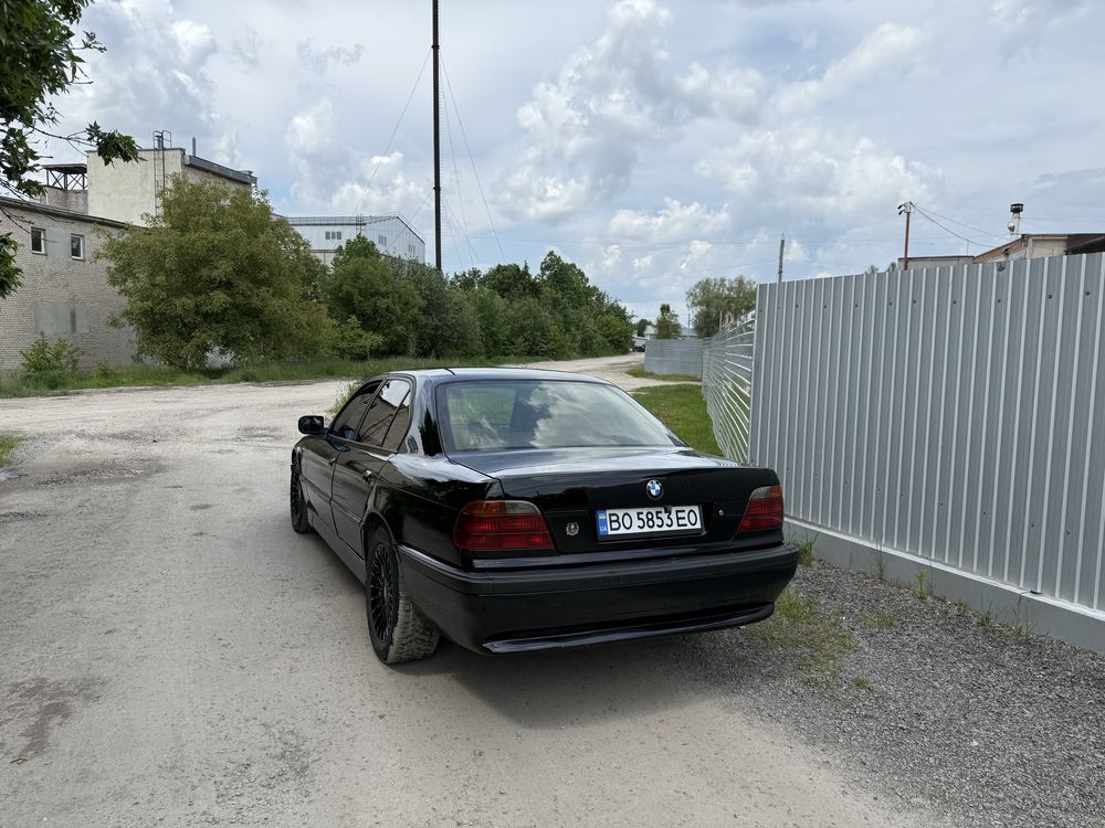 BMW 7 e38 Чорна газ бензин