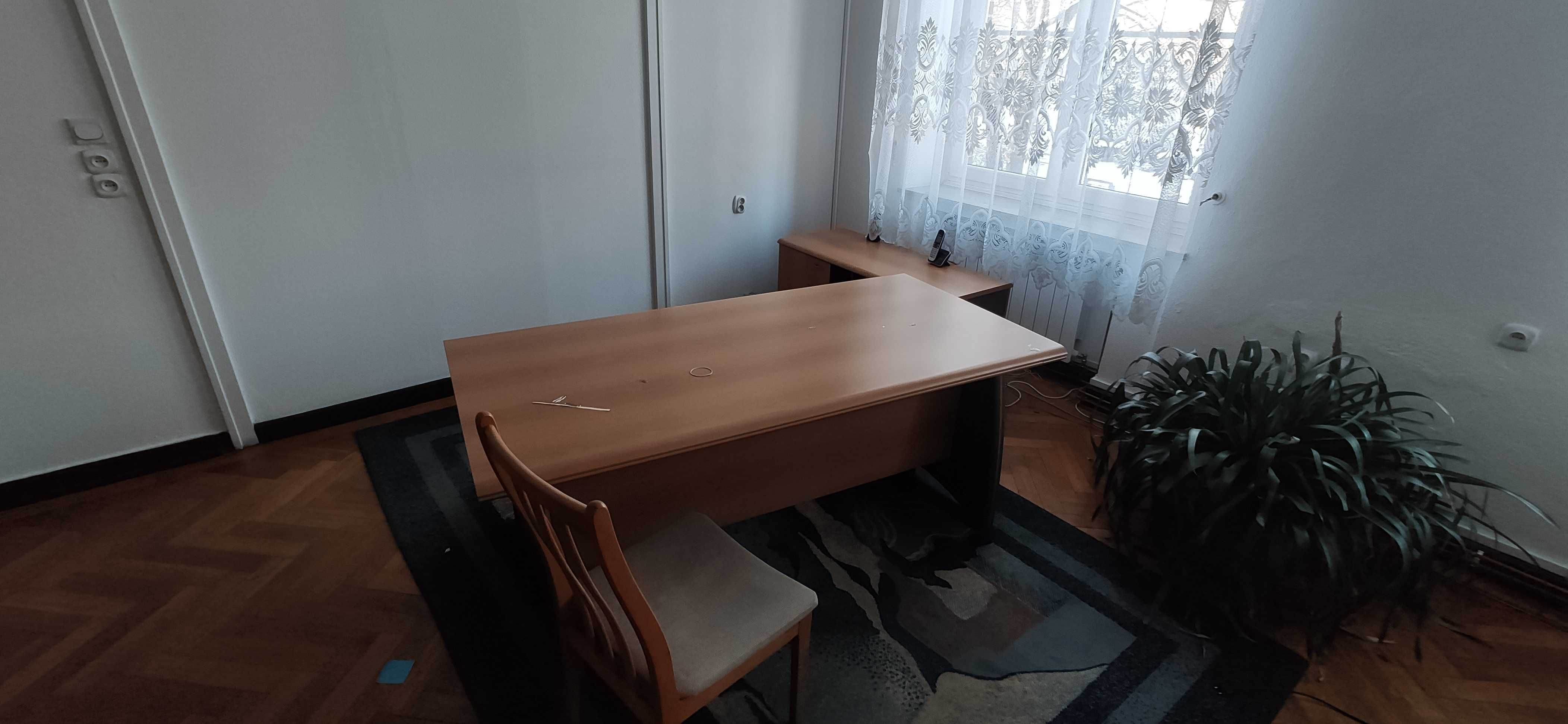 Meble biurowe - biurko, krzesła