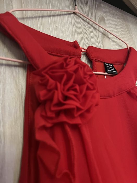 Vestido SHEIN vermelho com flor
