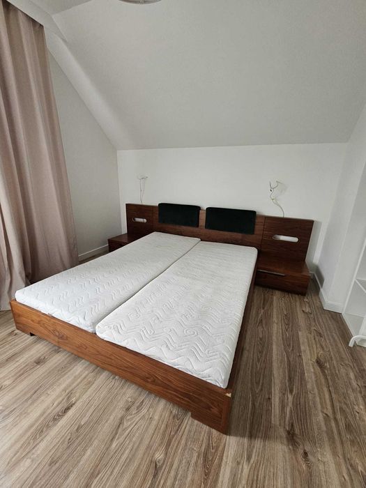 Łóżka, rama łóżka 160x200 ze stolikami nocnymi i materacami