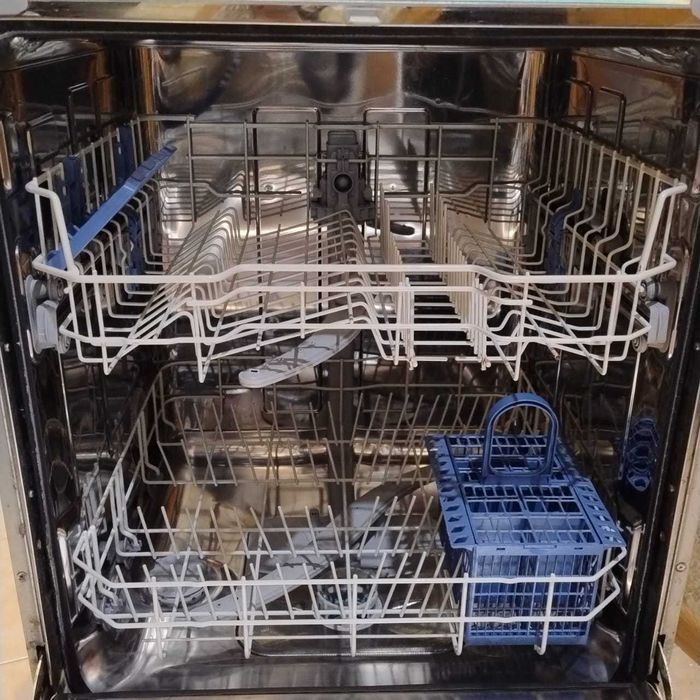 Посудомийна машина Indesit DIF 16 B1.