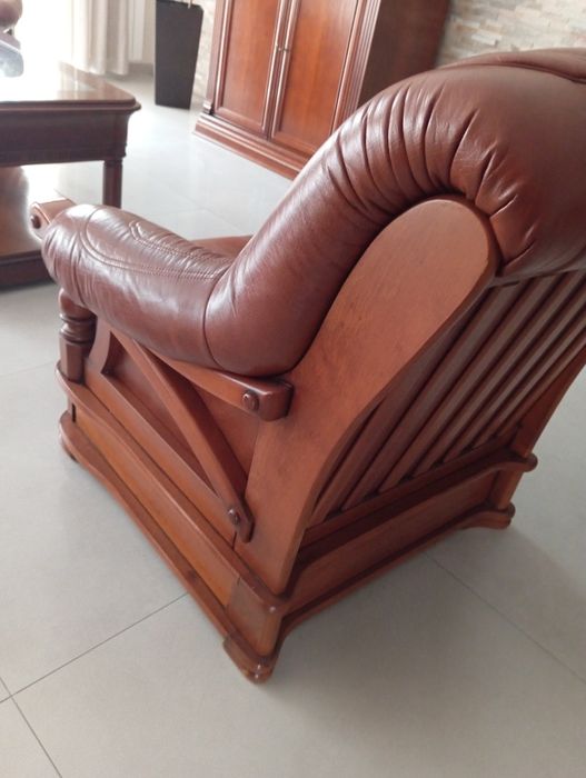 Conjunto de sofá e dois cadeirões em pele