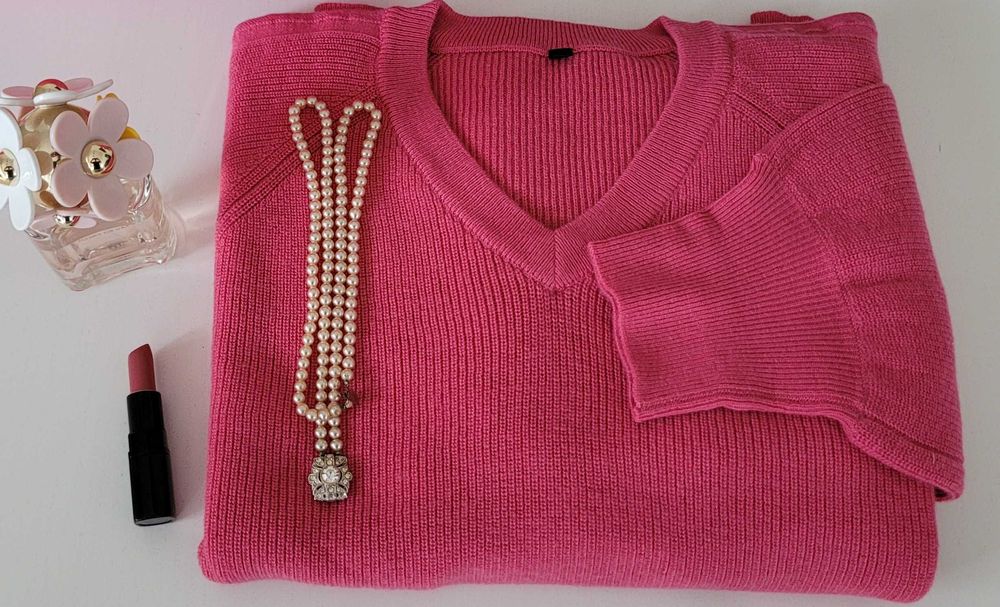 Sweter damski luźny V-neck, róż, wełna 60%, rozmiar M