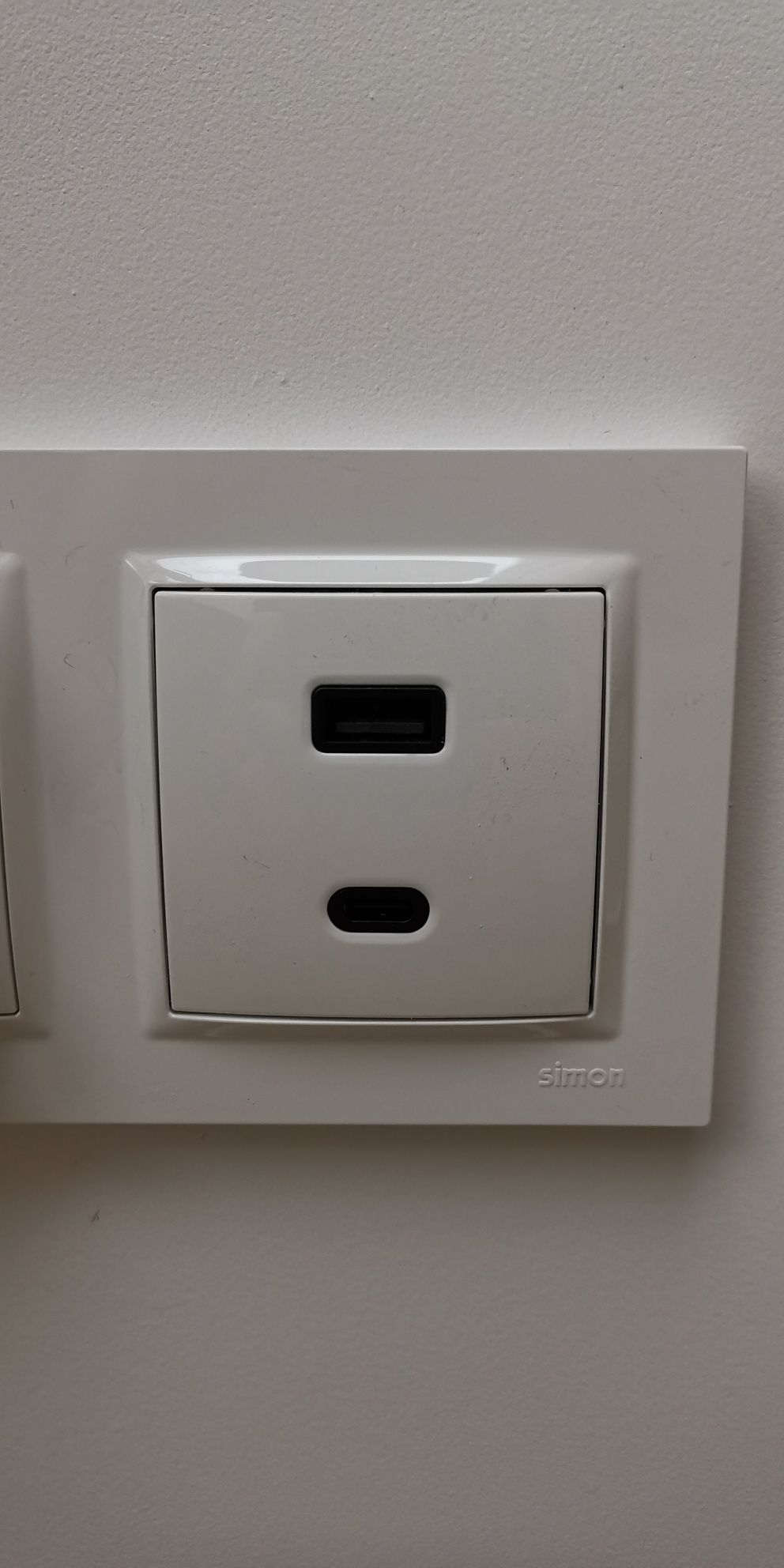 Gniazdo ładowarka USB A + USB C Kontakt Simon 10 biały CEC2CAQ.01/11