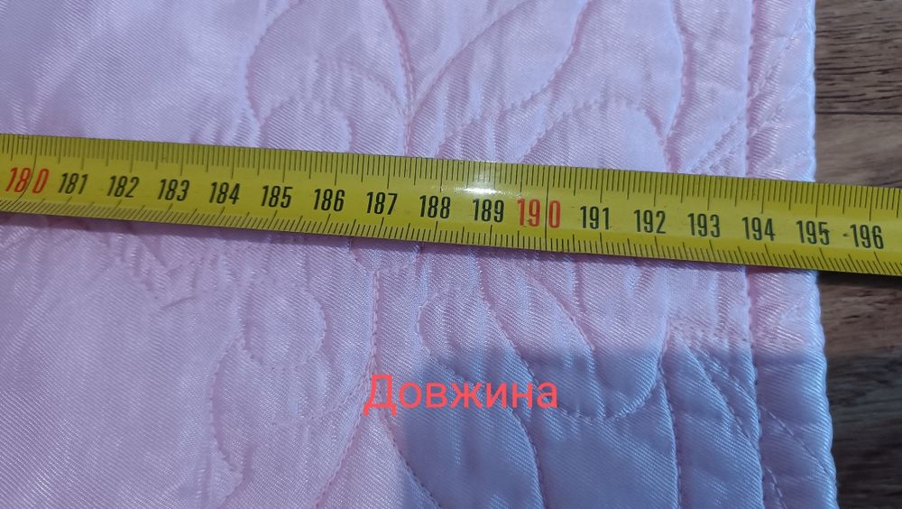 Атласне рожеве покривало на ліжко