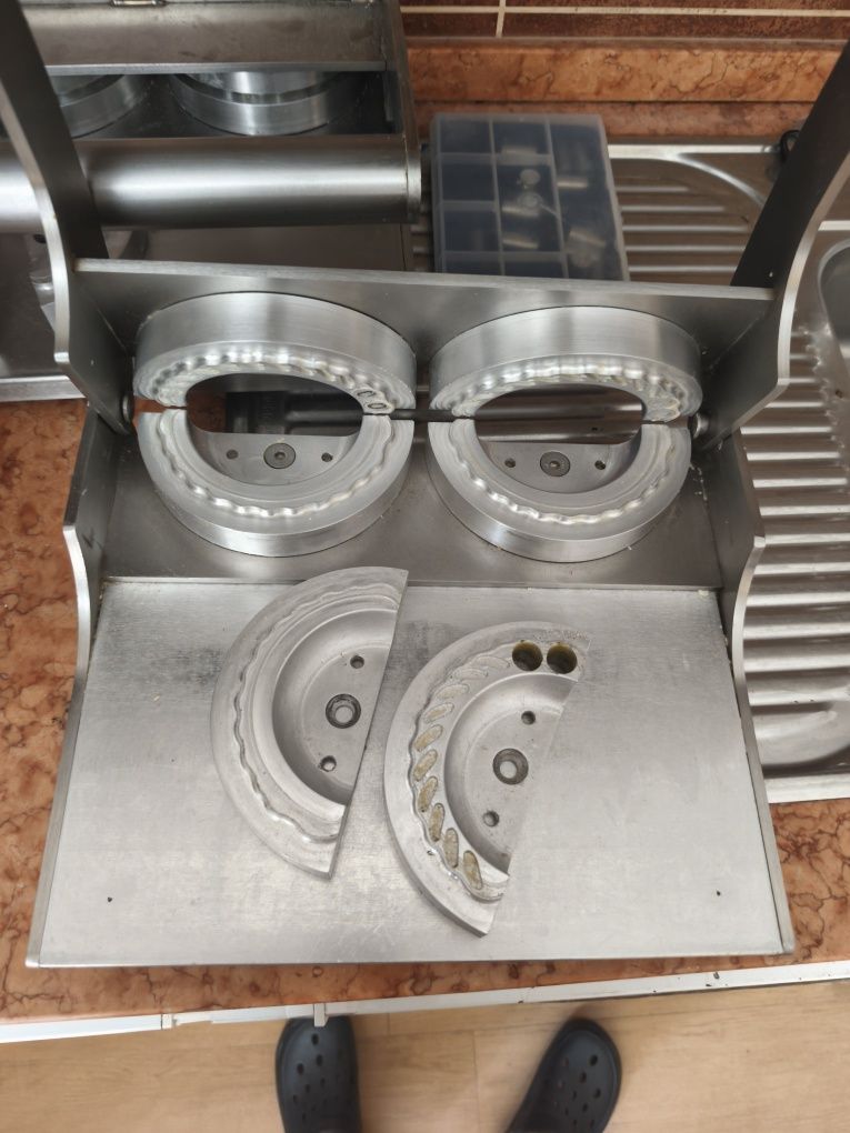 2 máquinas produção empanadas
