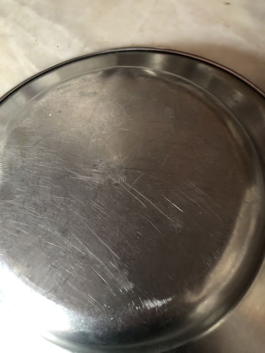 Varias peças de louça decorativa e cozinha