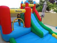 Insuflável com Escorrega, Trampolim e Piscina