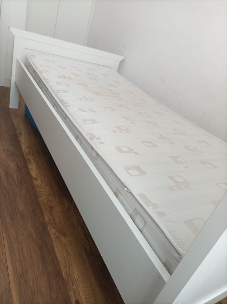 Łóżko drewniane biale 210 x 185cm + materac 200x90cm