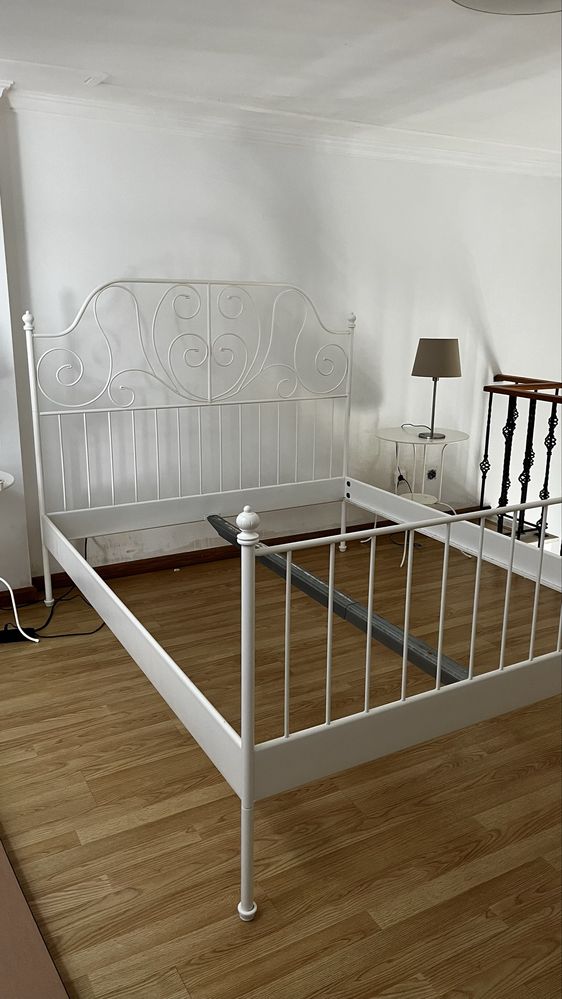 Estrutura  ferro cama ikea 160*200 + 2 mesas cabeceira