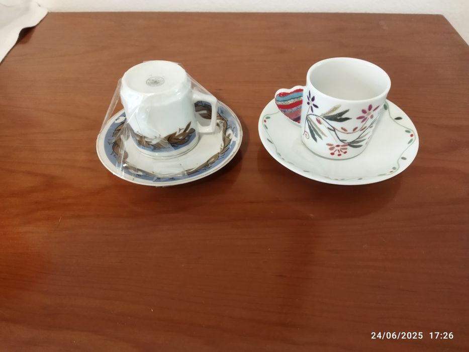 Conjunto de pires e chávenas de café
