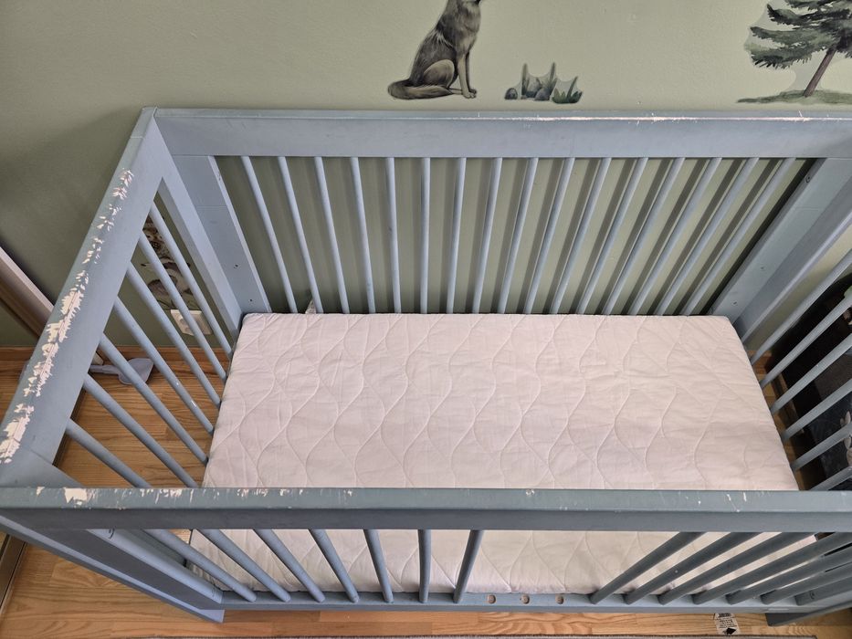 Sprzedam łóżeczko z materacem plus komoda