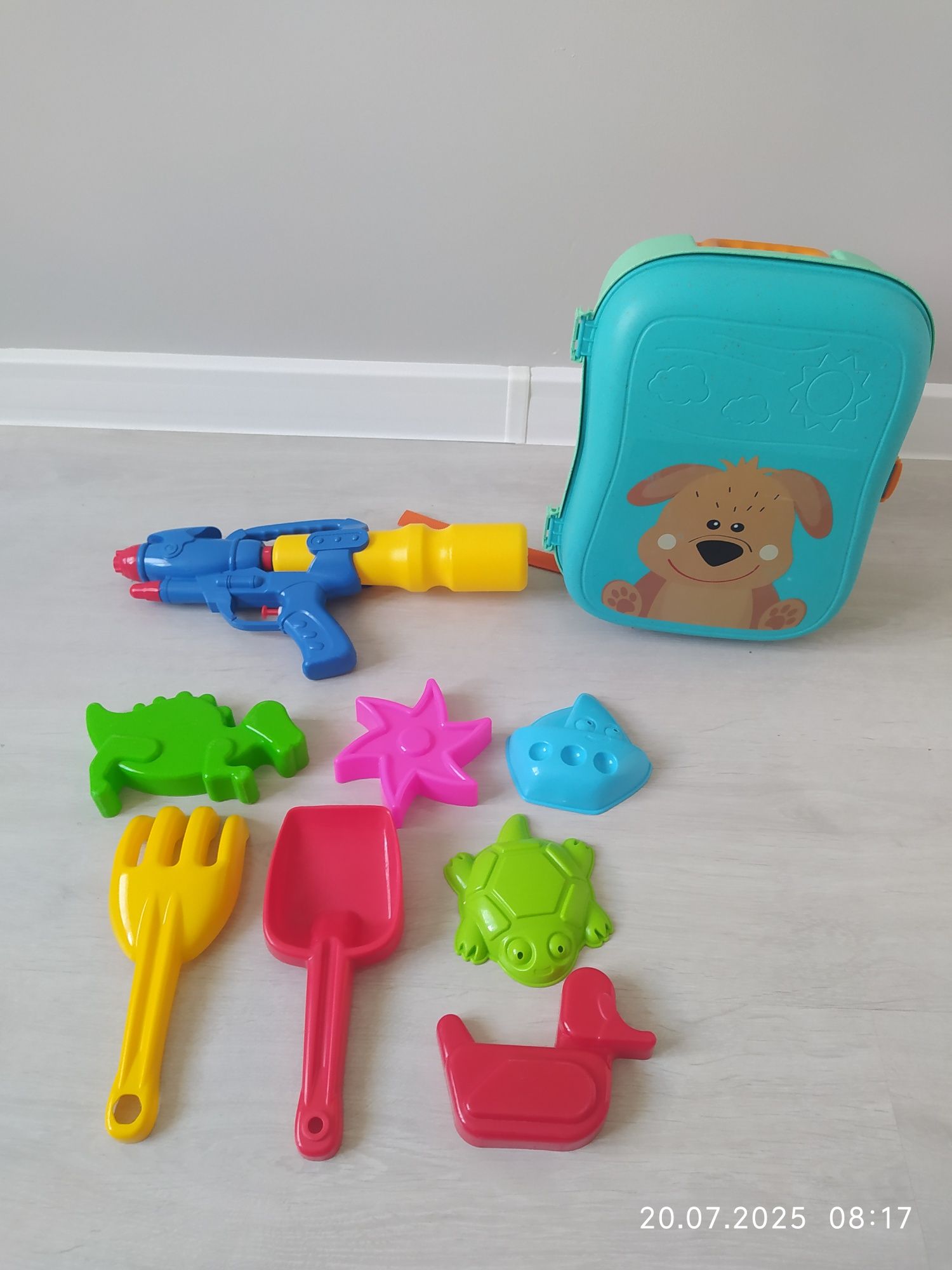 Zabawki do piasku + plecak + pistolet na wodę