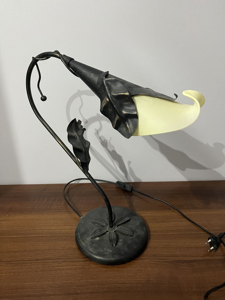 Lampa stołowa w kształcie lilii