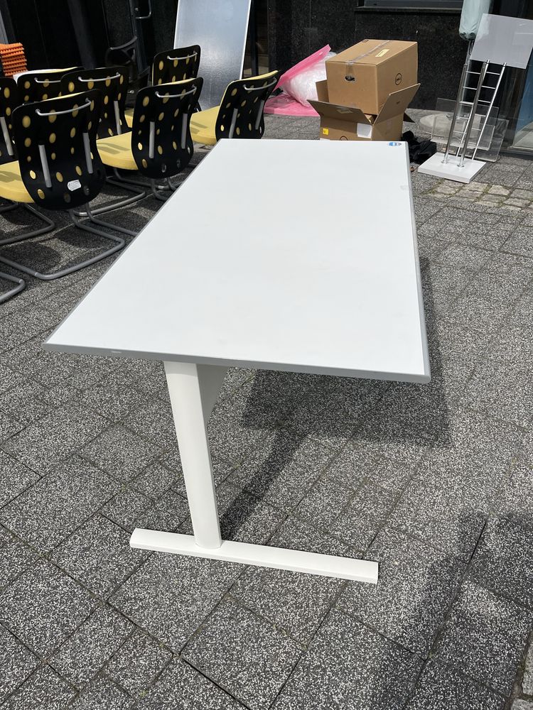 Białe biurko z metalowe nogi