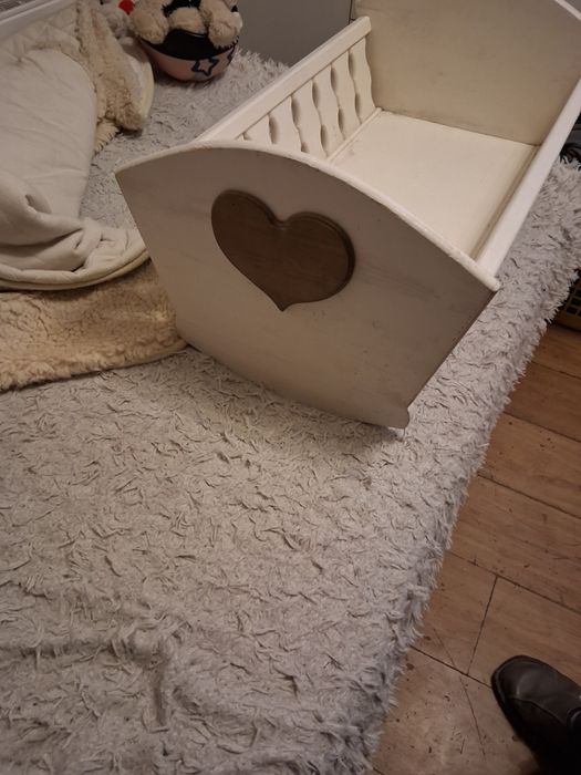 Kołyska dla lalek ręcznie robiona