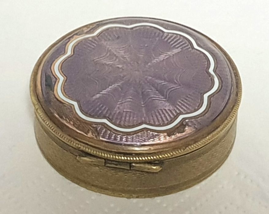 Linda antiga caixa com guilloche esmaltada e marcada