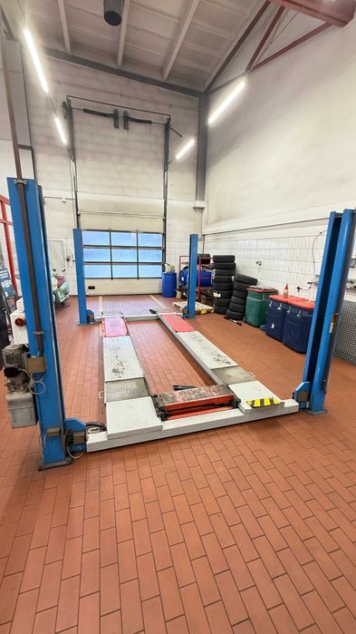 Podnośnik samochodowy czterokolumnowy z podnośnikiem osiowym geometria