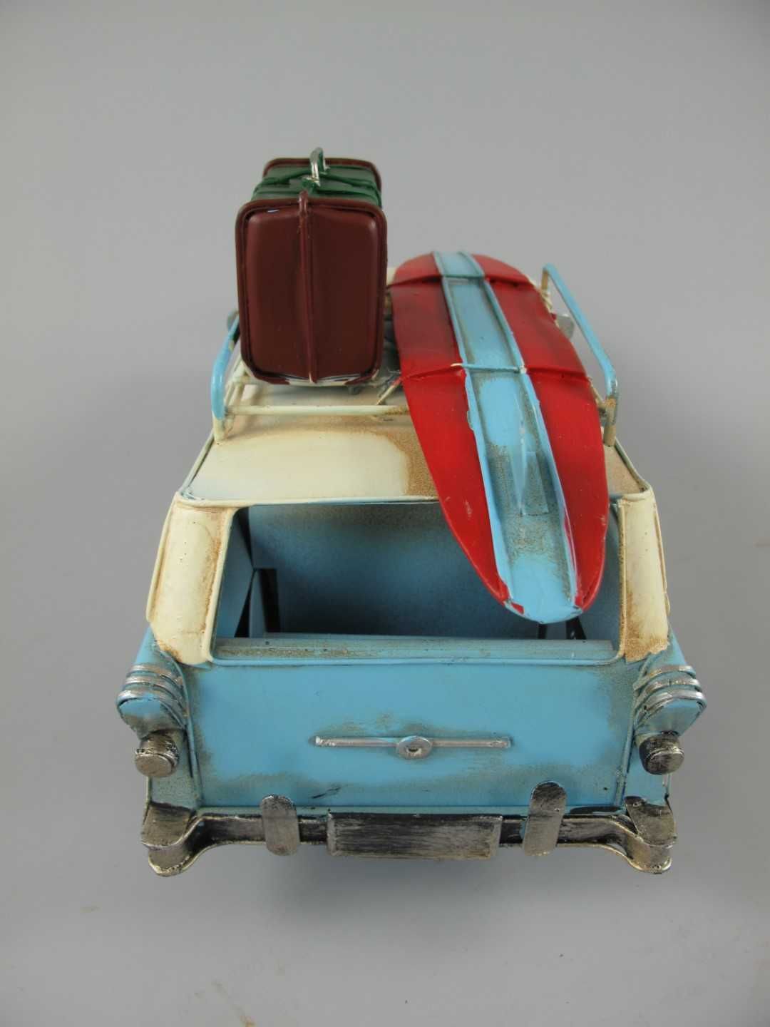 Metalowy pojazd stary samochód auto surfera retro
