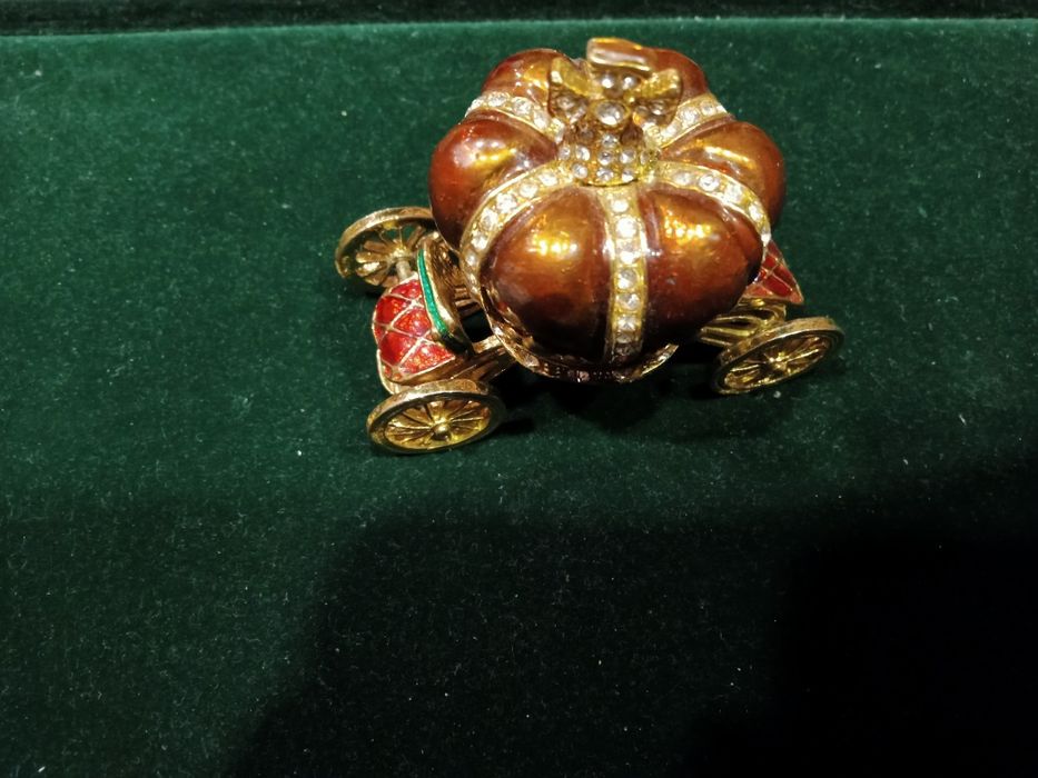 Złota karoca z funkcją pudełka na inny przedmiot.