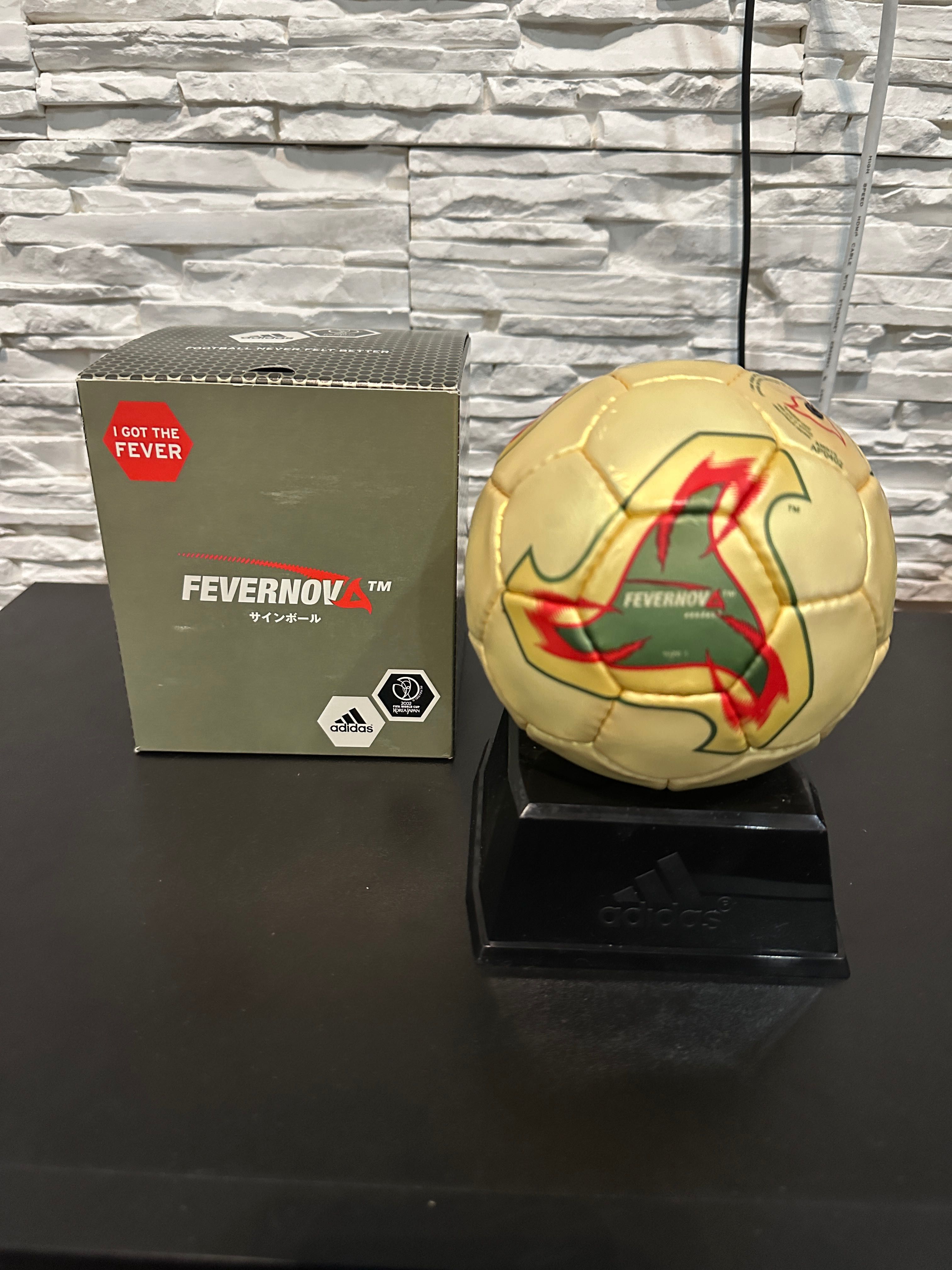 Piłka Adidas Fevernova Mini rozmiar 1 kolekcjonerska karton stojak