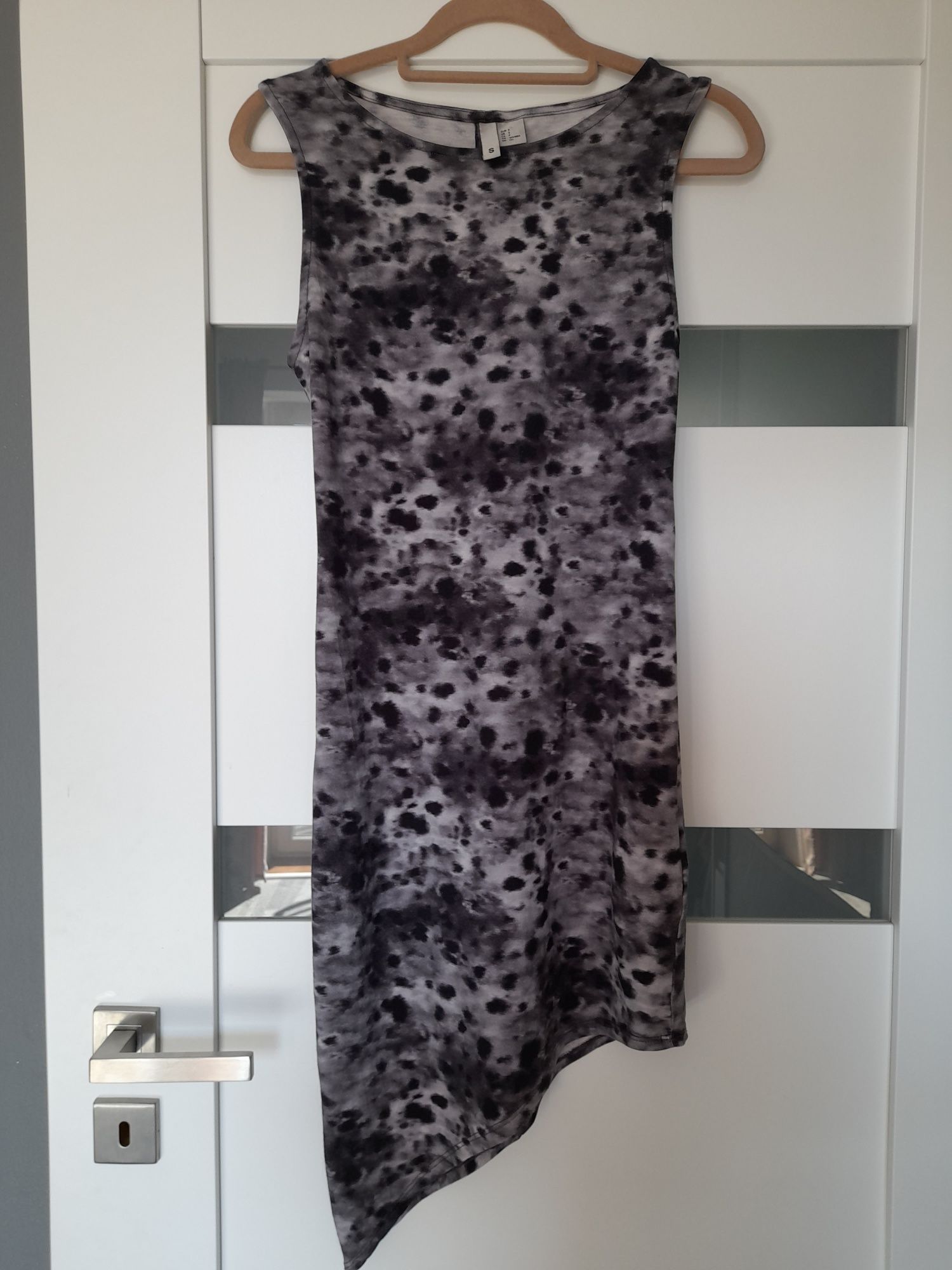 Sukienka tuba sexy Asymetryczna wzory mini 36 38 S M sexy szara