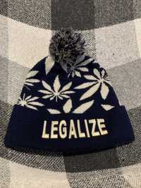 Шапка legalize, вторая шапка в подарок