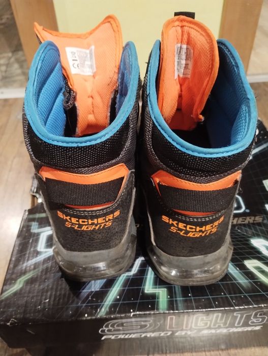 Дитячі демісезонні (зимові) черевики Skechers  в гарному стані