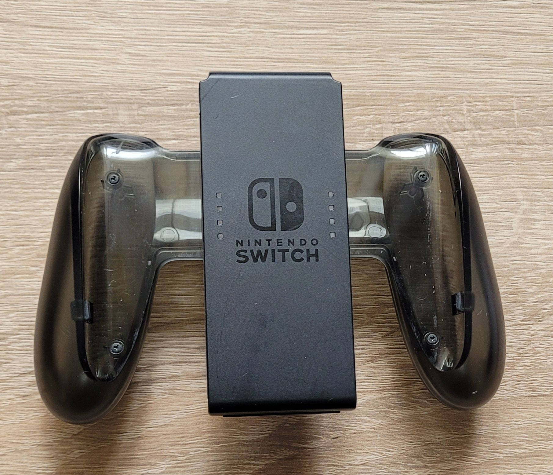 Uchwyt grip z funkcją ładowania firmy Nintendo