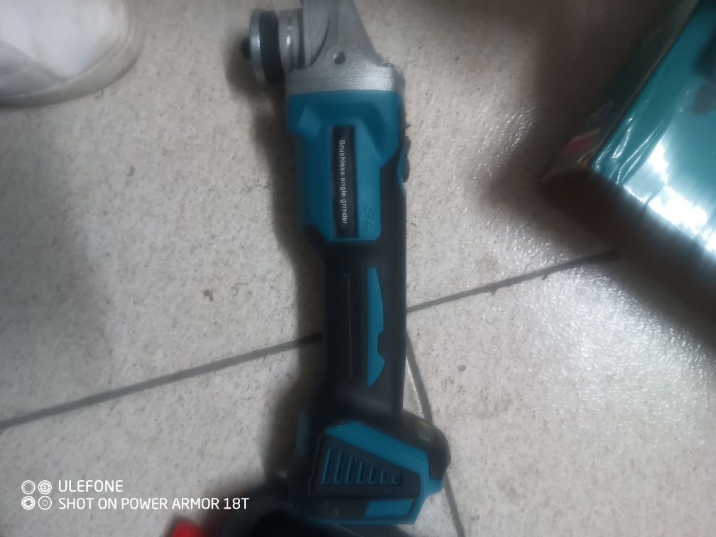 Rebarbador com 2 baterias cargador