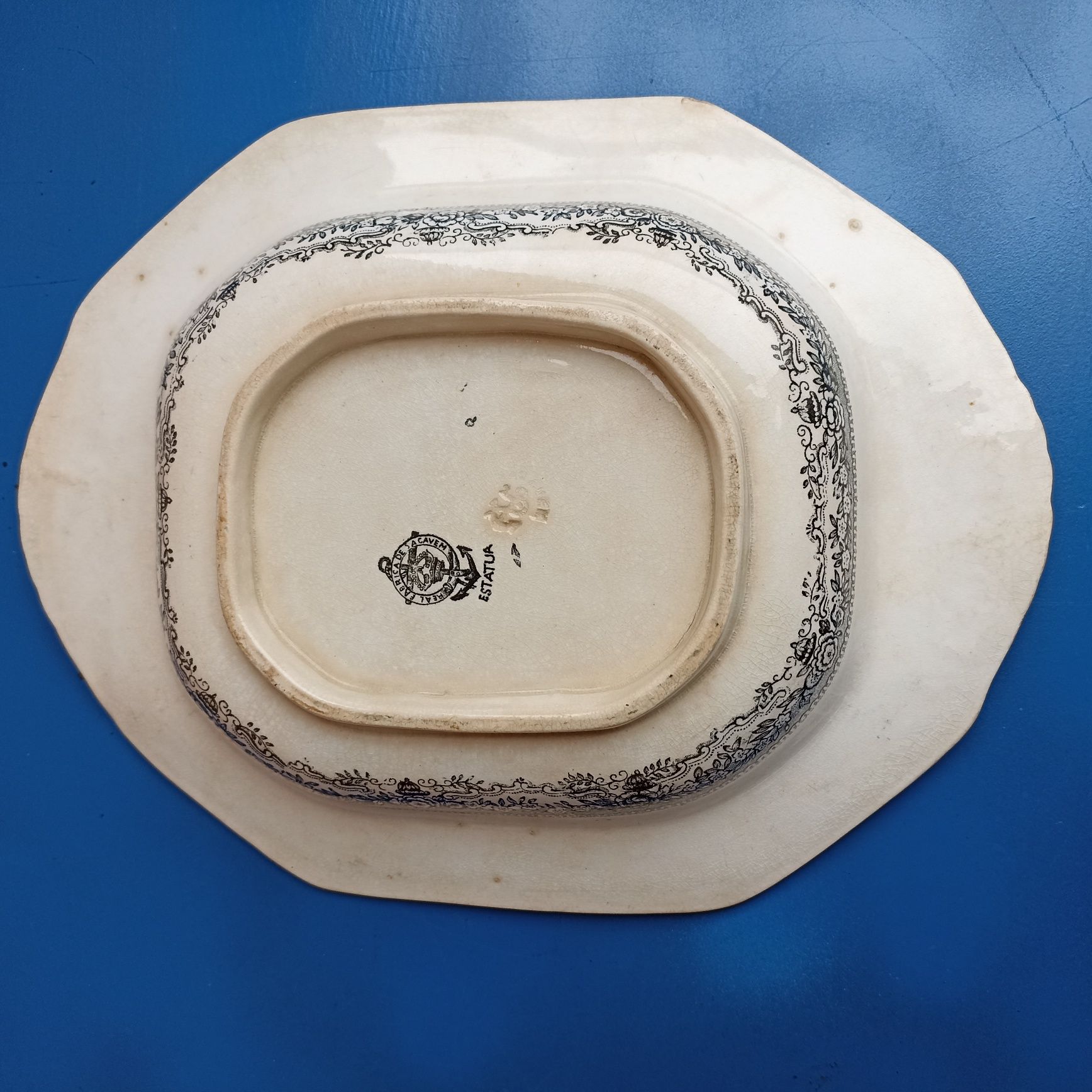 Base de prato coberto Real Fábrica Sacavém  motivo Estátua