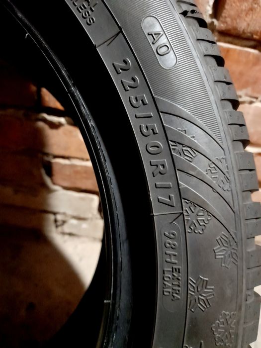 Opony zimowe Dunlop 225/50/17.