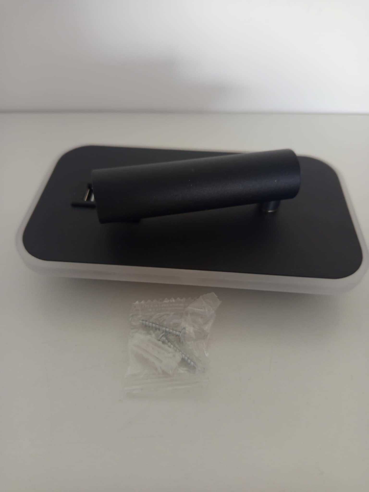 Ścienny LED  z portem USB do ładowania i dwoma źródłami światła