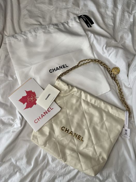 Сумка Chanel 22 Bag in white Calfskin with Gold шкіра