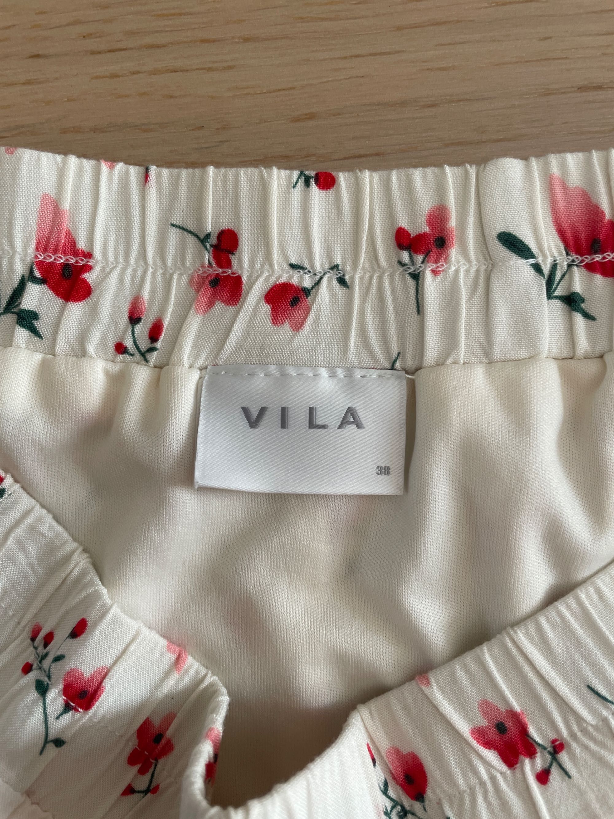 Krótka spódnica w czerwone kwiatki, wiskoza, Vila, 38