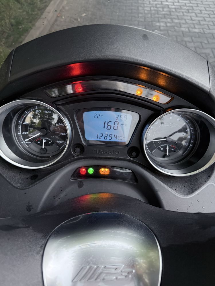 Skuter trzykolowy Piaggio MP300