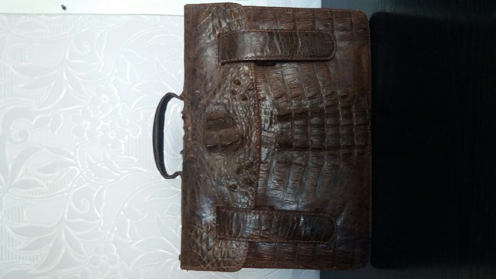 Портфель из кожи крокодила