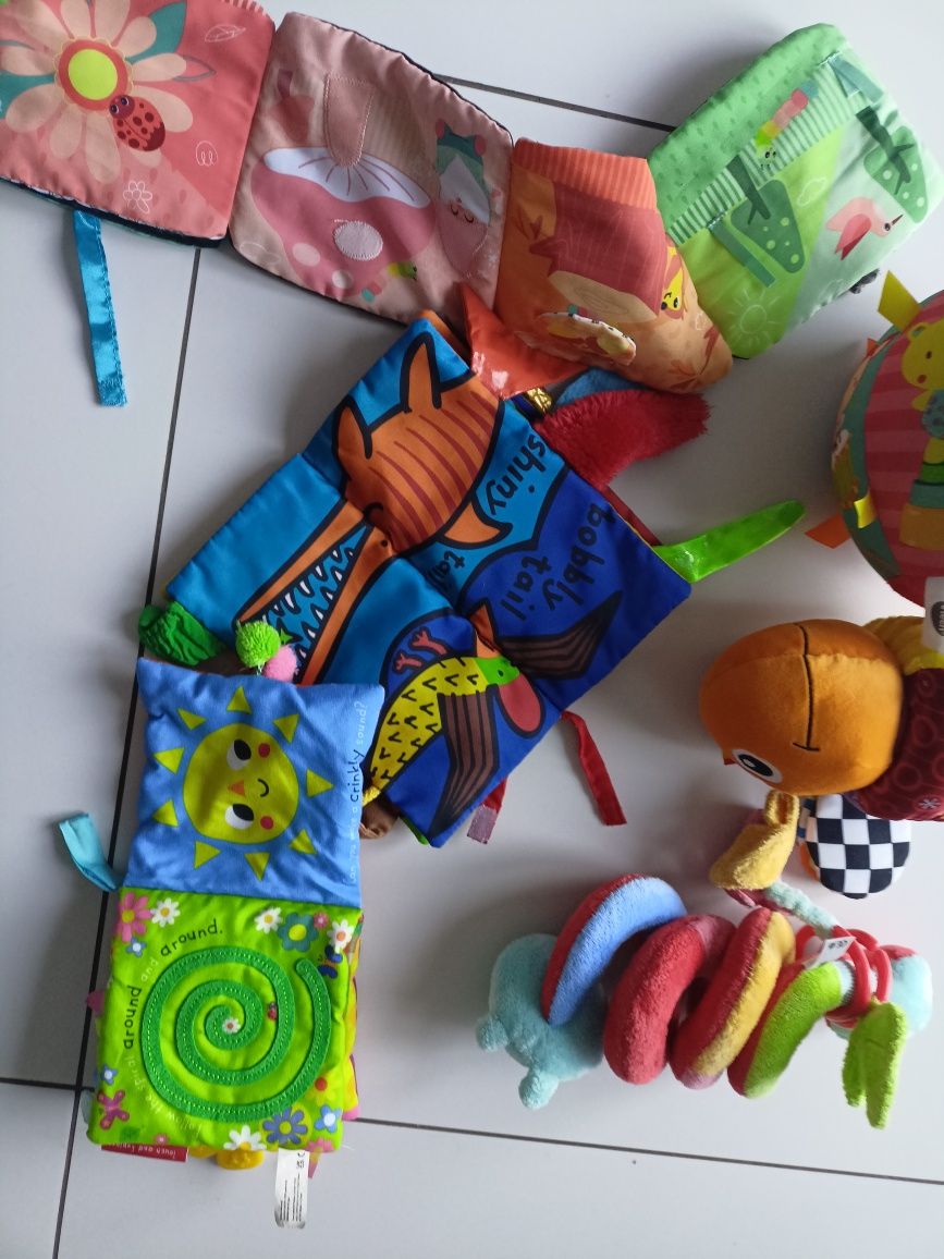 Zestaw kolorowych zabawek dla malucha książeczki piłka Lamaze