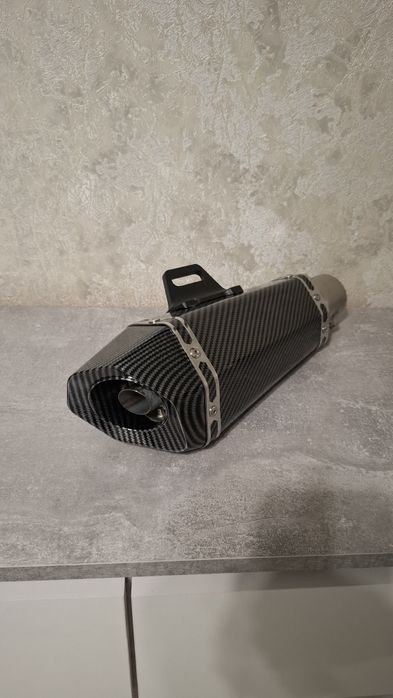 Выхлоп прямоток akrapovic на мотоцикл