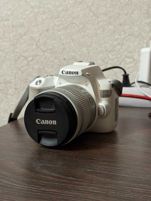 Canon EOS 250D з кітовим обʼєктивом