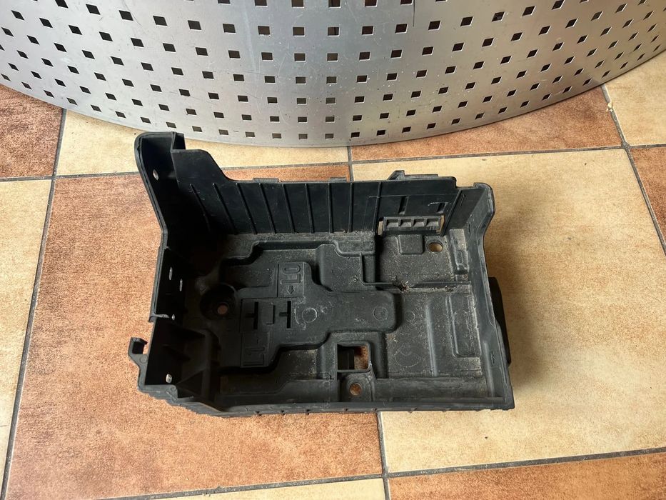 OBUDOWA PODSTAWA AKUMULATORA PEUGEOT 208 I CITROEN C4 CACTUS 9676054080