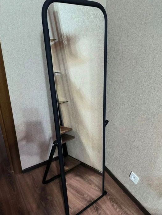 Підлогове дзеркало