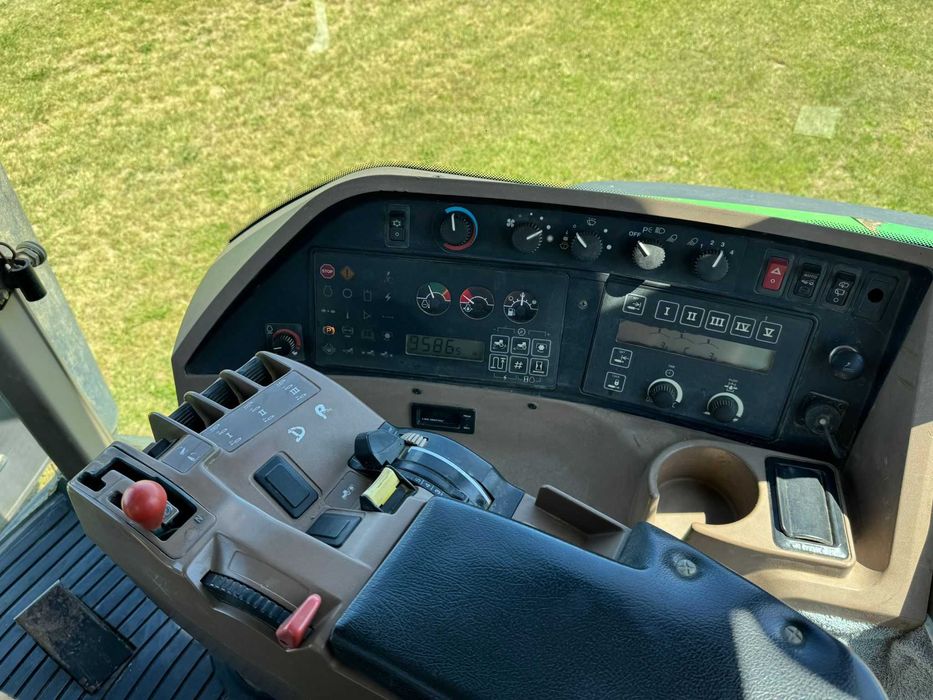 трактор John Deere 8200